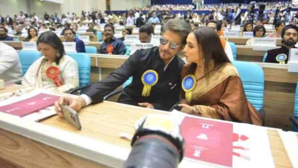  “A Dream Finally Realized”: Gauri Khan’s Touching Tribute as Shah Rukh Khan Claims His First National Award After 30 Years.