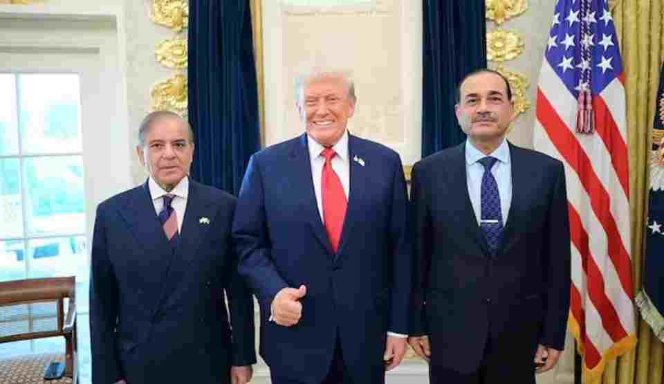 Trump Pledges Swift Resolution to Pakistan-Afghanistan Tensions, Praises Pakistani Leadership.